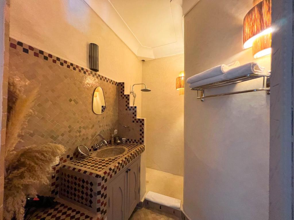 une salle de bain avec un lavabo et une douche dans l'établissement Riad Jonan & Spa, à Marrakech