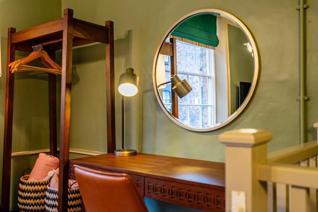 19 High Petergate - Next to York Minster 6