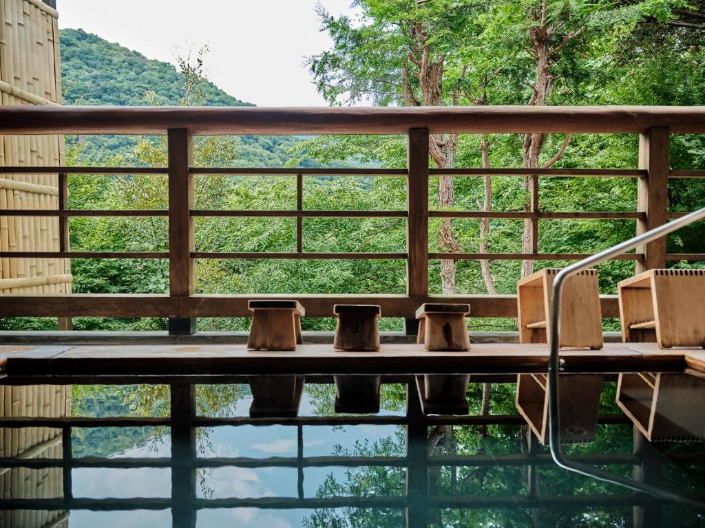 une vue depuis la terrasse d'une maison avec piscine dans l'établissement Hatago Kintoen, à Hakone