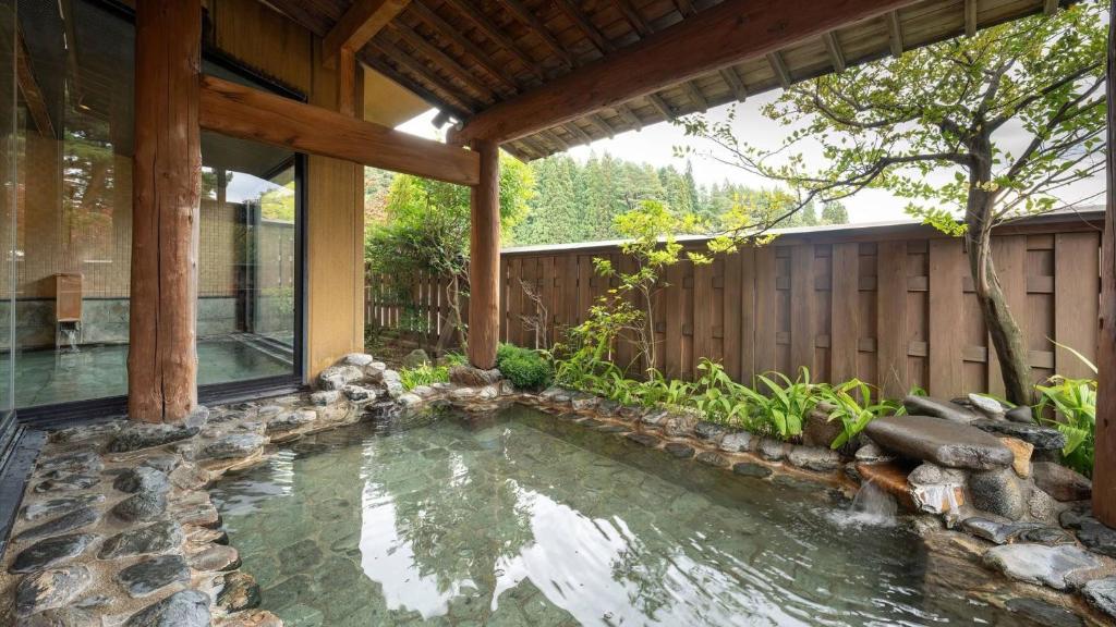 une piscine au milieu d'une maison dans l'établissement Kashintei Shirahama, à Senboku