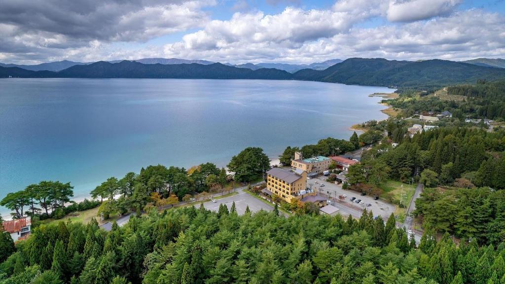 une vue aérienne d'une grande étendue d'eau dans l'établissement Katakurinohana, à Senboku