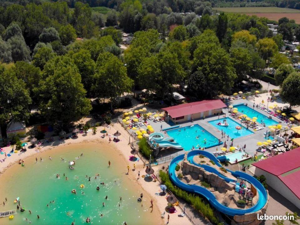 une vue aérienne d'une piscine dans un complexe hôtelier dans l'établissement Mobilhome 6 personnes camping 4*, à Châteauneuf-de-Galaure