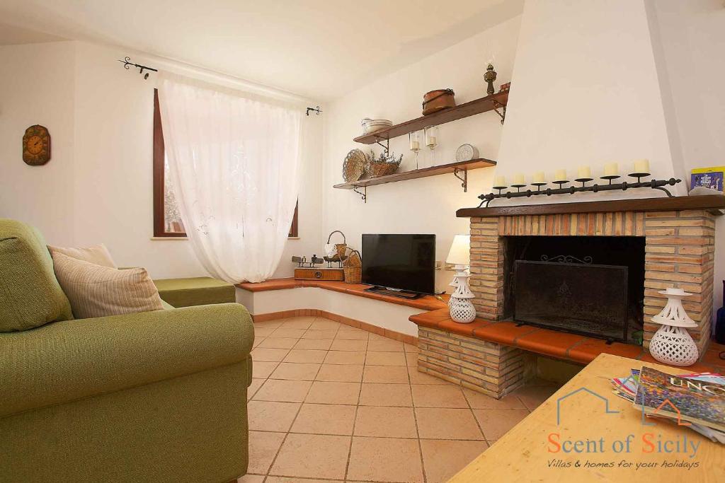 un salon avec un canapé et une cheminée dans l'établissement Villa Giò Sicily Holidays, à Marsala