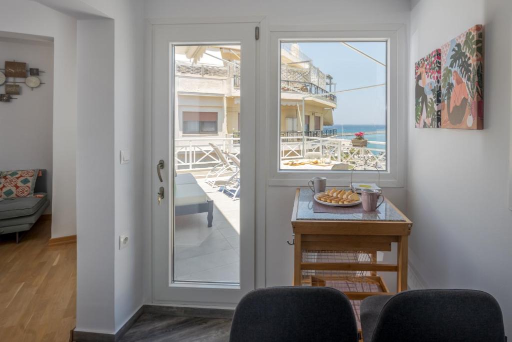 Chic, Downtown, Penthouse w Sundeck and Seaview 4