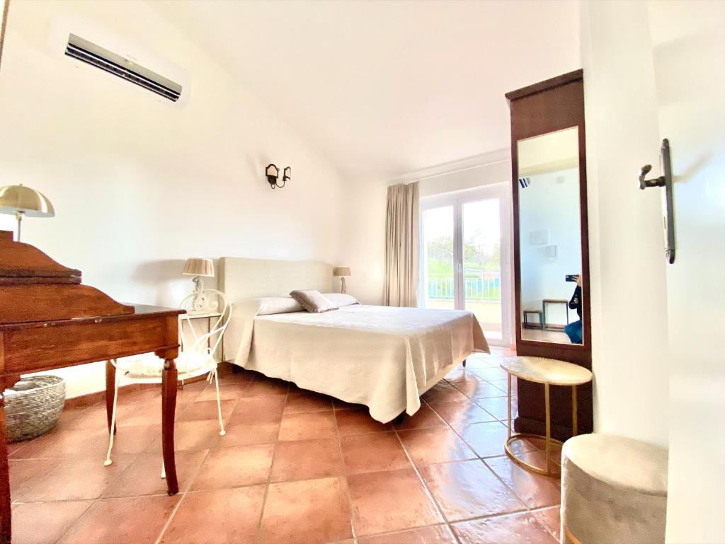 une chambre avec un lit et un piano dans l'établissement Villa Gisella, à San Marco dʼAlunzio