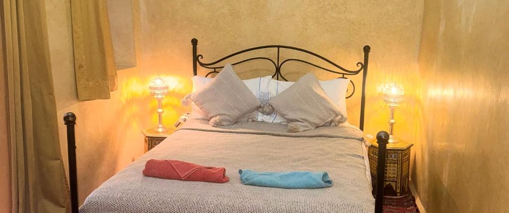 une chambre avec un lit avec deux serviettes dessus dans l'établissement Riad Essaoussan, à Marrakech 37 autres photos