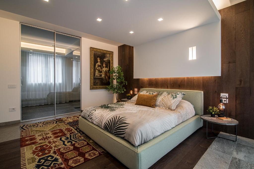 une chambre avec un lit et une grande fenêtre dans l'établissement STIMAHome villa con piscina privata, à Veggiano 18 autres photos