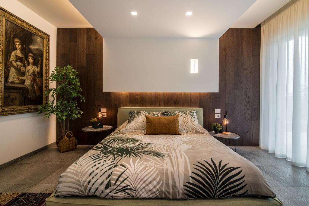 une chambre avec un lit et un tableau au mur dans l'établissement STIMAHome villa con piscina privata, à Veggiano