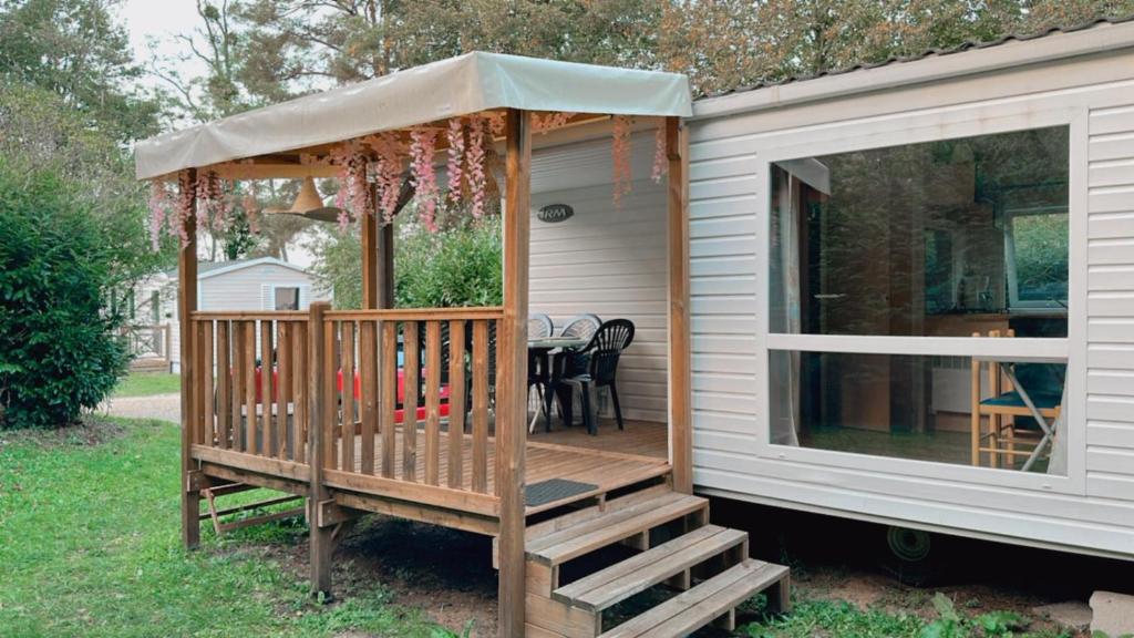 une terrasse couverte d'une petite maison avec un kiosque dans l'établissement La maison du Sud, à Saint-Chéron