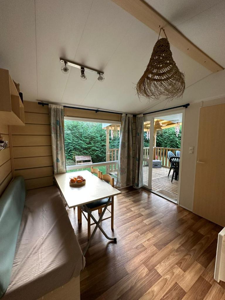- une chambre avec un lit et une table dans l'établissement La maison du Sud, à Saint-Chéron