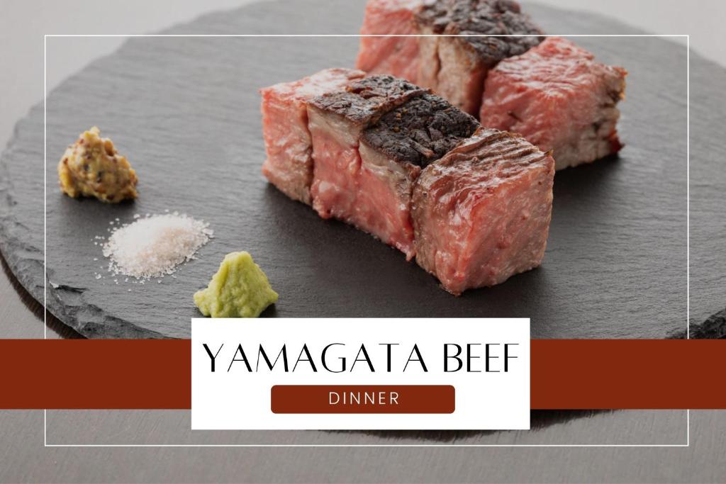 un morceau de viande sur une plaque avec quelques redits dans l'établissement Ichiraku tendo spa & brewery, à Tendō 171 autres photos