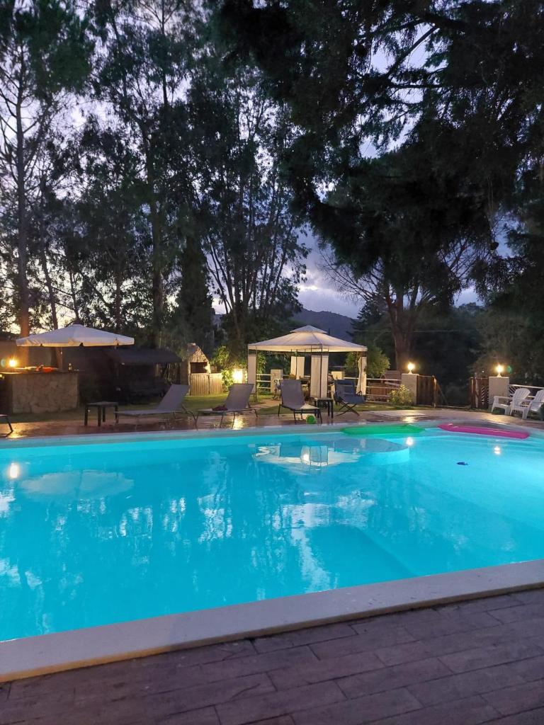 - une grande piscine avec un kiosque dans l'établissement VILLA STRAVANATA - Large Pool, Car and Large Whirlpool Jacuzzi, à San Gregorio 34 autres photos