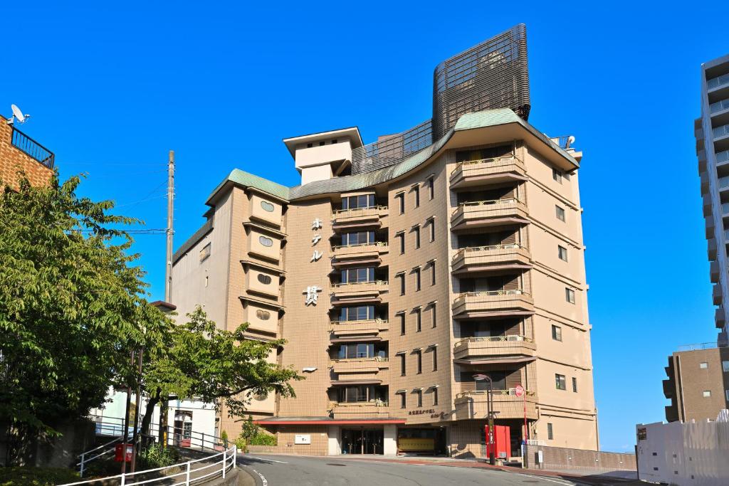 un grand immeuble au milieu d'une rue dans l'établissement Hotel Kan-ichi, à Atami