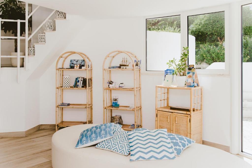 Cette chambre comprend un lit et des étagères en bois. dans l'établissement Residence Altair - Serra degli Alimini, à Otrante 109 autres photos