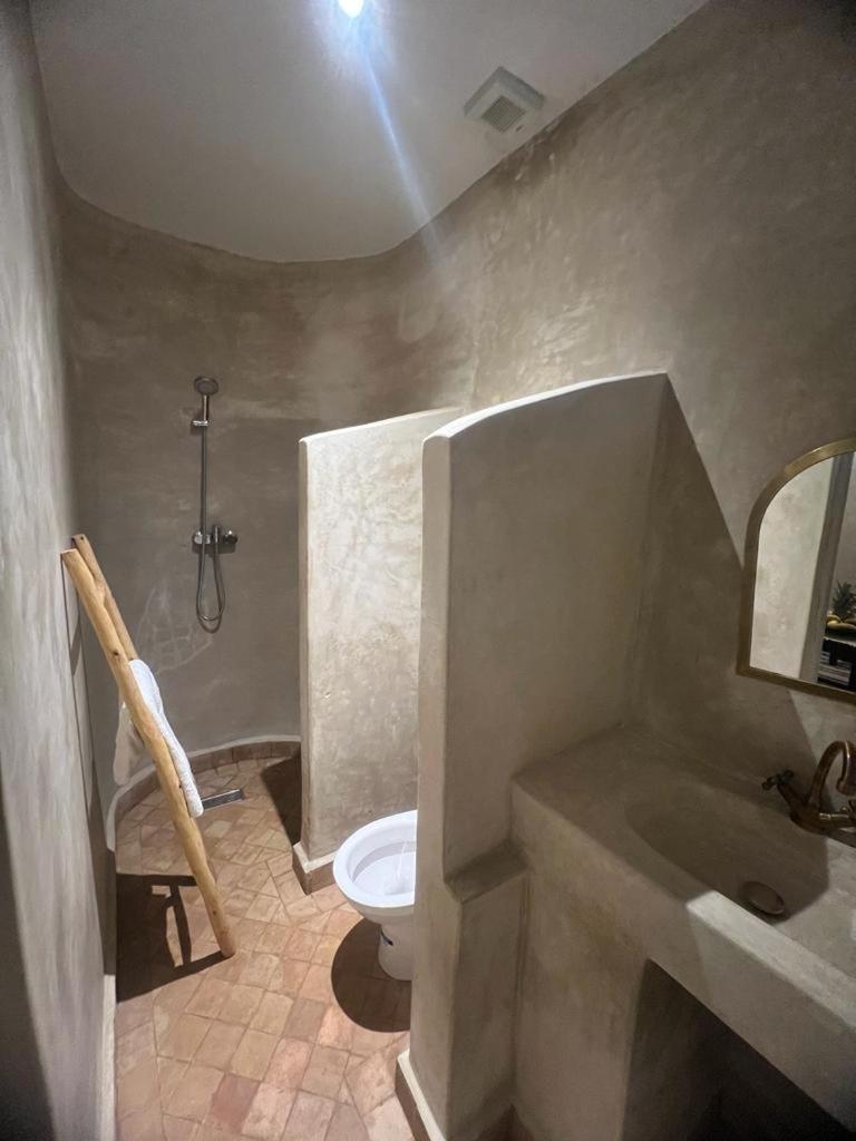une salle de bain avec toilettes, lavabo et douche dans l'établissement Riad La Rose Des Sables, à Marrakech