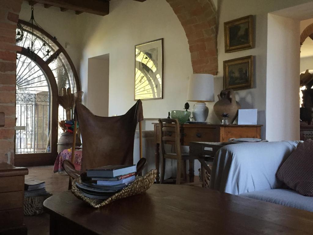 un salon avec une table avec des livres dessus dans l'établissement Magnolia House, à Cetona 78 autres photos