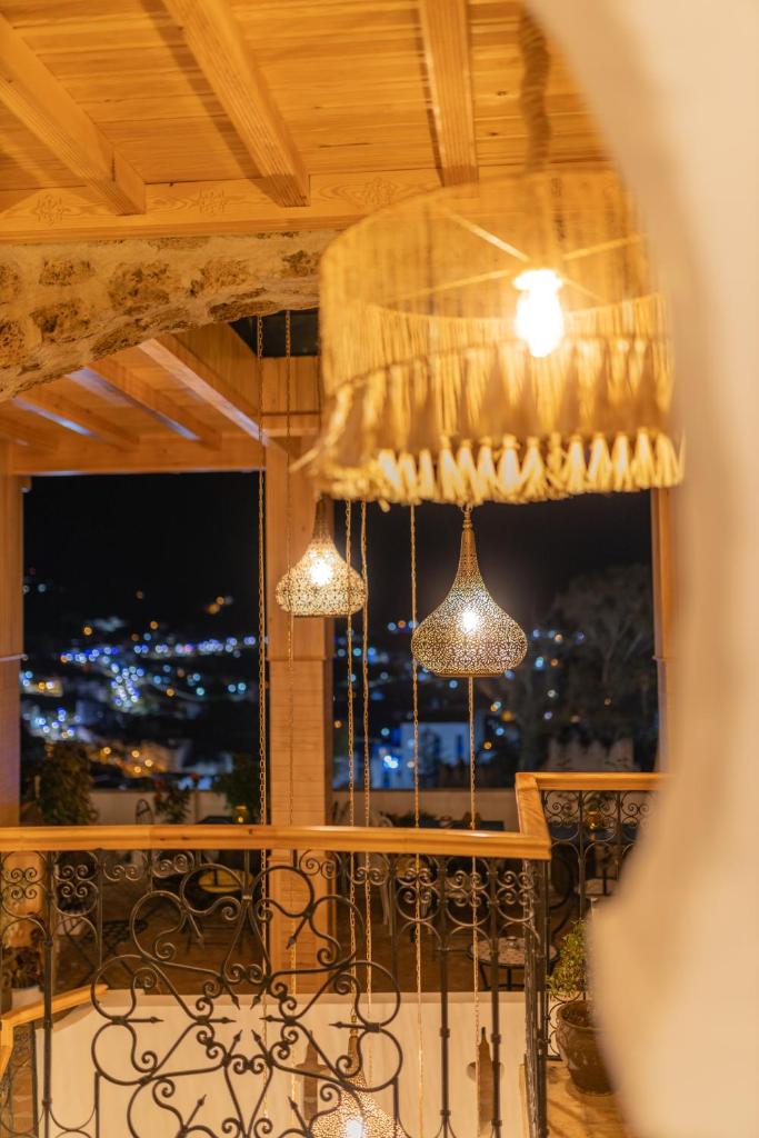 - un balcon avec deux lustres devant une fenêtre dans l'établissement Riad Nila, à Chefchaouen