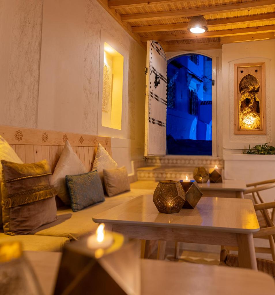 un salon avec un canapé et une table dans l'établissement Riad Nila, à Chefchaouen