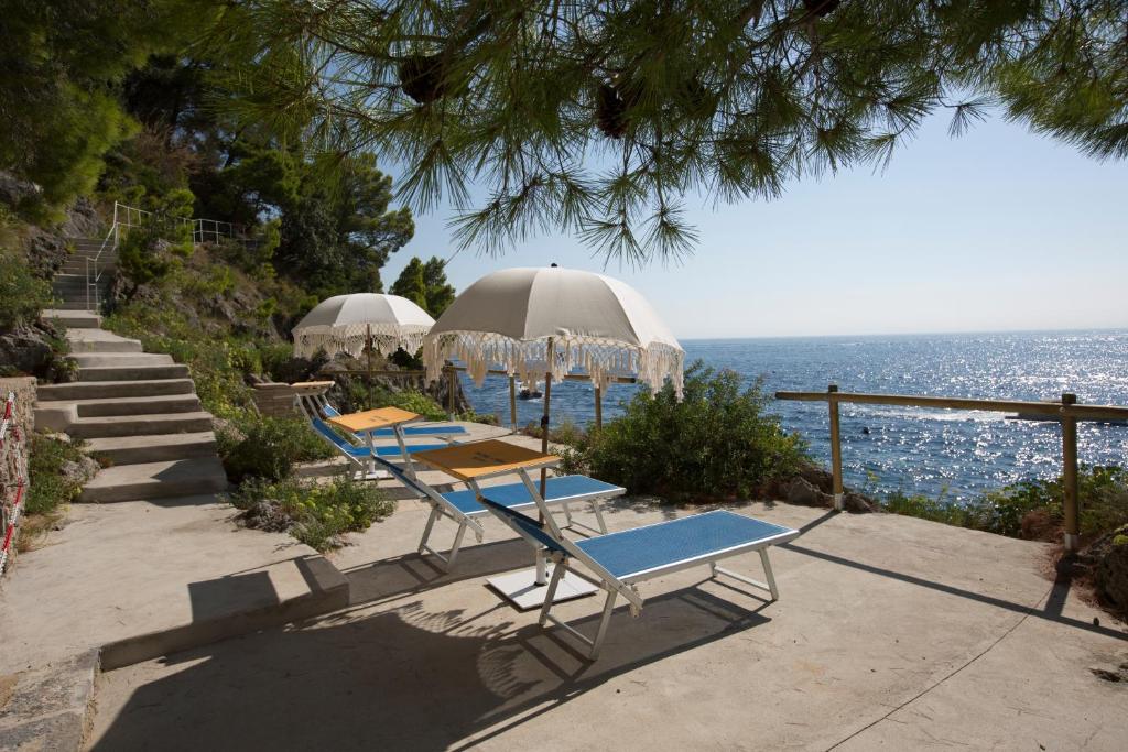 - un groupe de chaises et de parasols au bord de l'océan dans l'établissement Villa Santa Maria - Luxury Suites, à Amalfi 17 autres photos