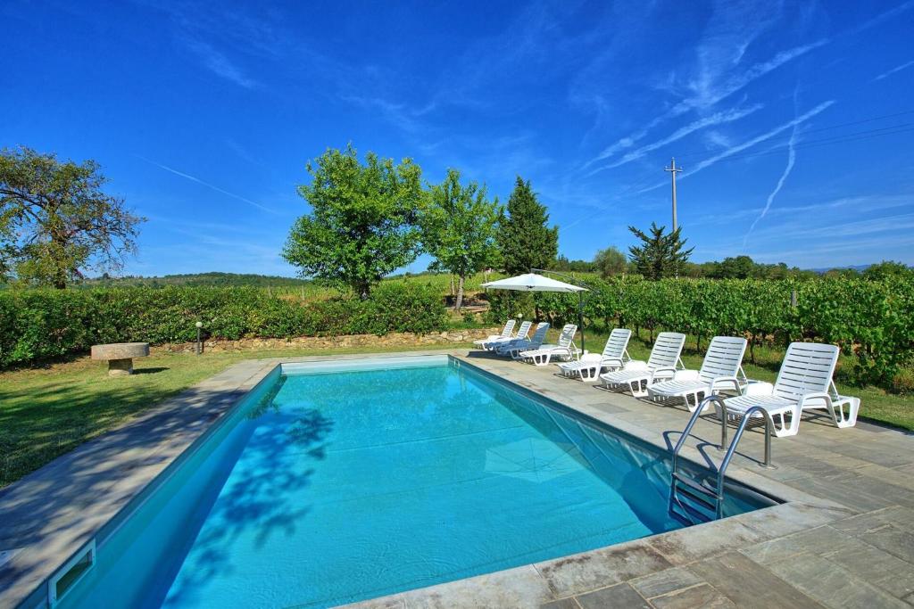 une piscine avec des chaises et un parasol dans l'établissement Villa Scerfia by Mmega, à Badia Agnano