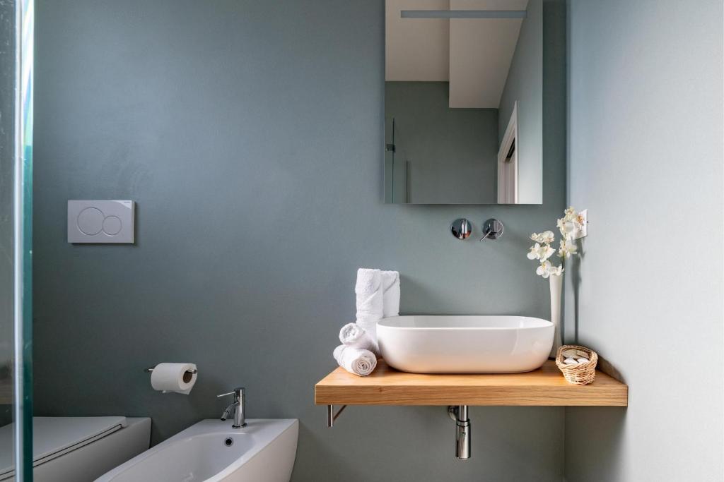 une salle de bain avec un lavabo et une baignoire dans l'établissement Lisària Villa Delle Meraviglie With Pool, à Castrignano deʼ Greci 39 autres photos