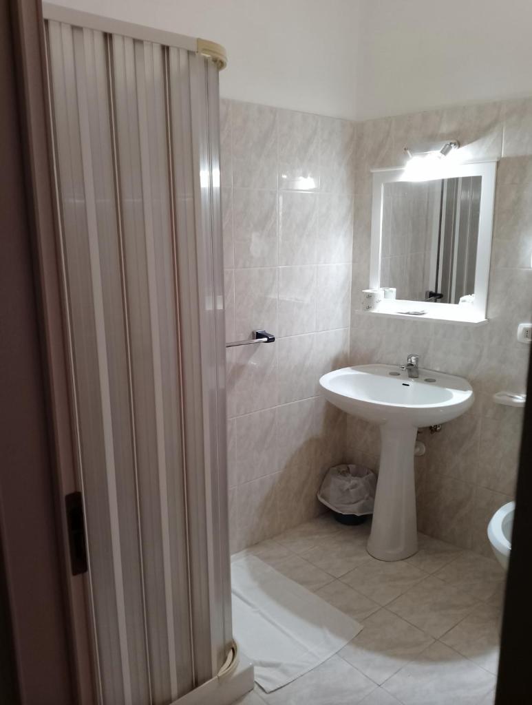 une salle de bain avec douche, lavabo et toilettes dans l'établissement La Feluca, à Isca sullo Ionio