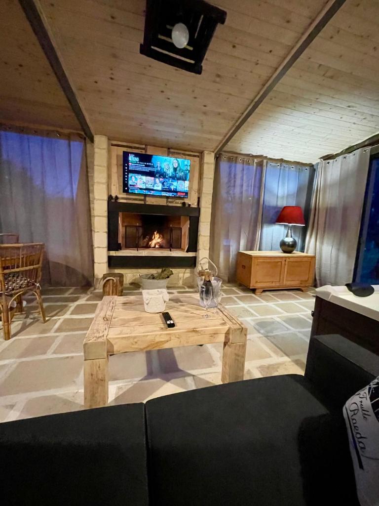 un salon avec une table et une cheminée dans l'établissement 19th century Trullo Raeda in the middle of nature, à Nardò