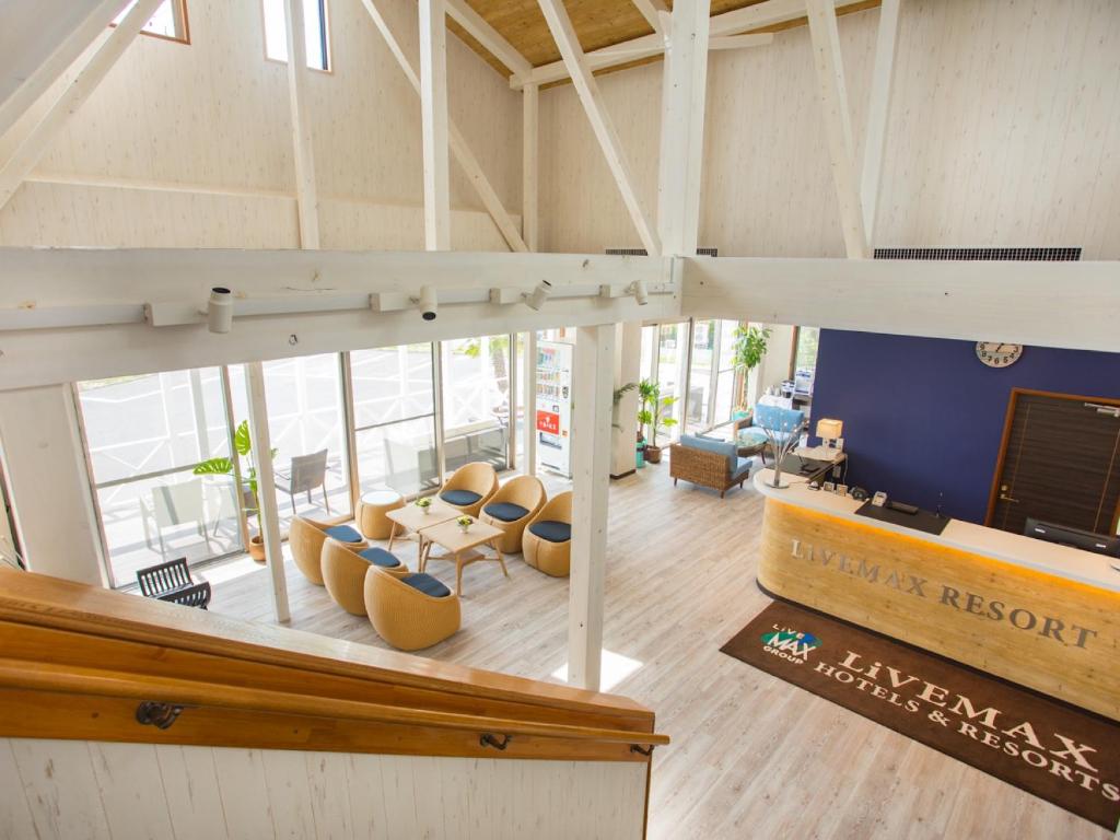 une vue aérienne d'une pièce avec des chaises et une scène dans l'établissement LiVEMAX RESORT Kyotango Sea Front, à Kyōtango