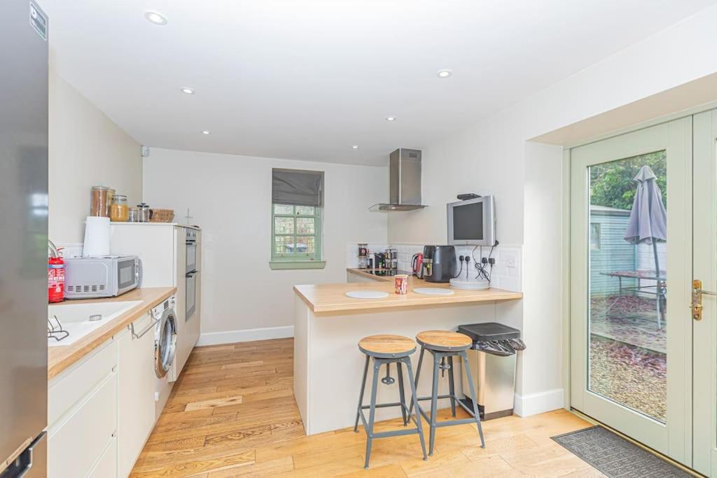The Gate House - 3 Bed & Parking 8