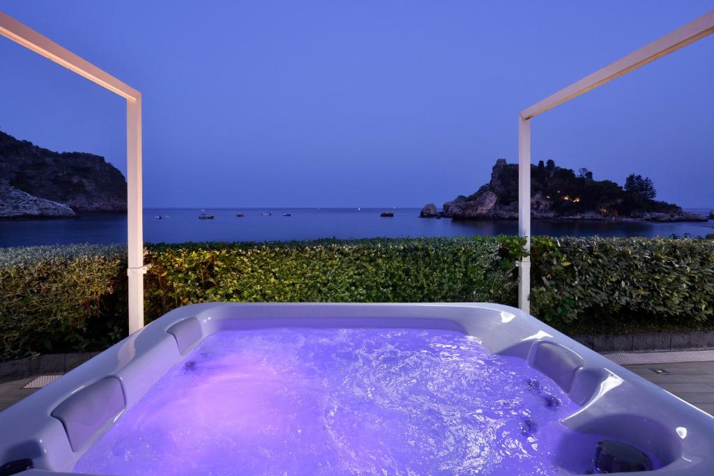 d'une baignoire avec vue sur l'océan. dans l'établissement La Plage Resort, à Taormine