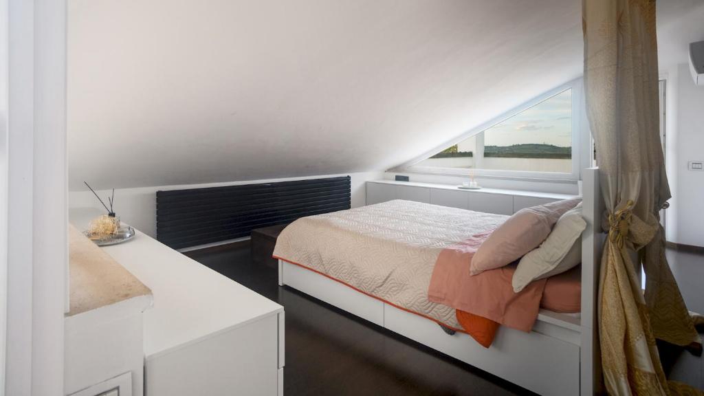 une chambre avec un lit et une fenêtre dans l'établissement VILLA VAE VICTIS 6, Emma Villas, à Coriano 25 autres photos