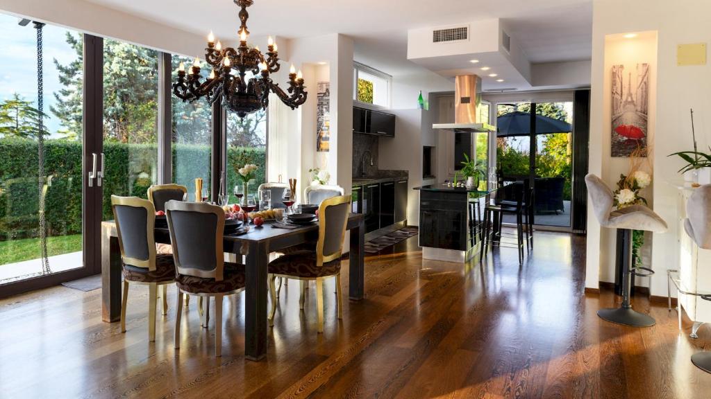 une salle à manger et une cuisine avec une table et des chaises dans l'établissement VILLA VAE VICTIS 6, Emma Villas, à Coriano