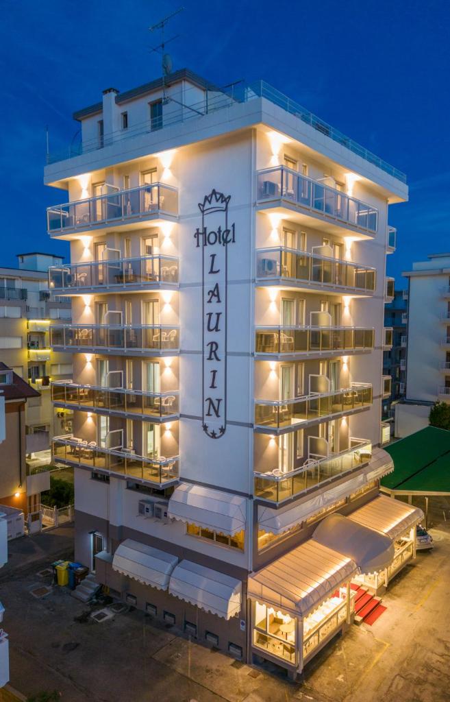 un hôtel niagara niagara sur le lac la nuit dans l'établissement Hotel Laurin, à Lido di Jesolo