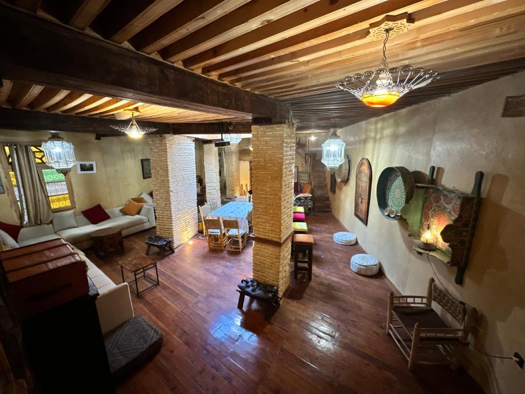 - une vue de tête sur un salon doté d'une cheminée dans l'établissement Museum House - Dar Melyani, à Fès