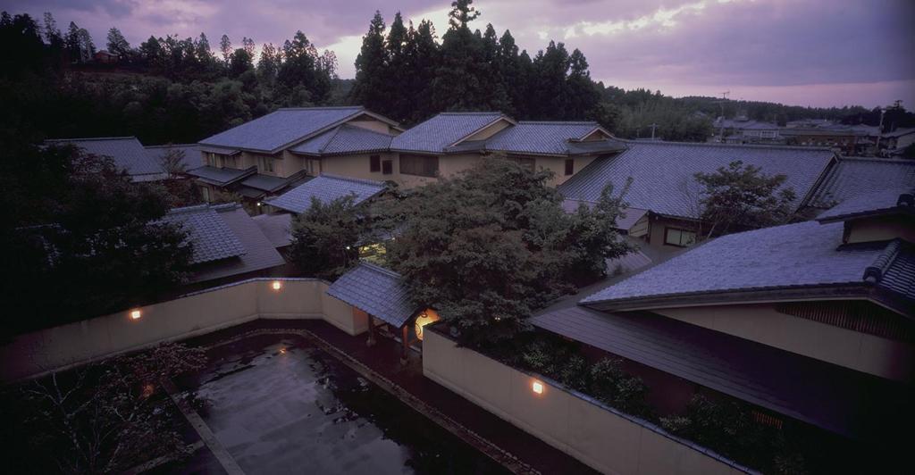 une vue aérienne d'une maison avec piscine dans l'établissement Ryokan Imai, à Shibata