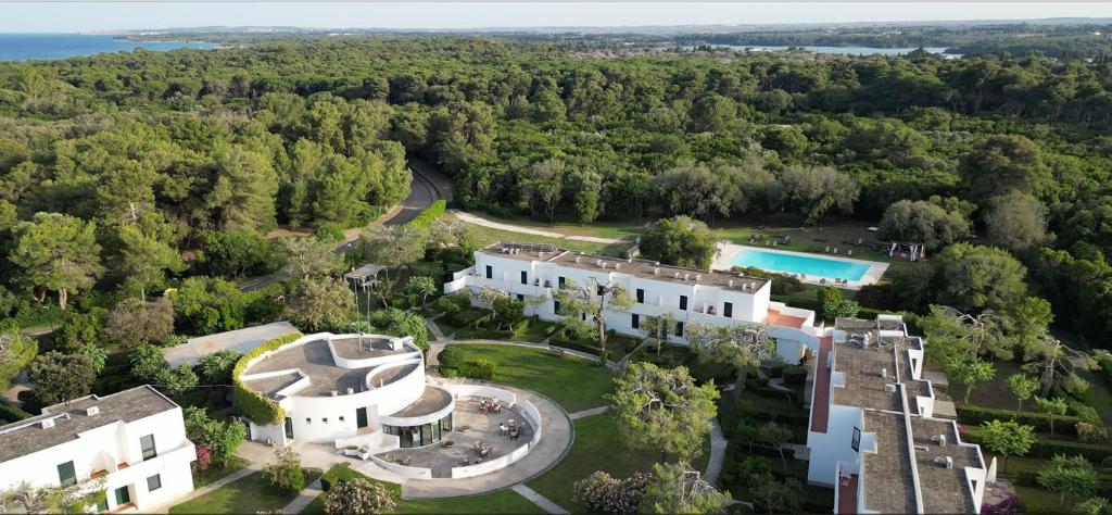 une vue aérienne d'un manoir avec piscine dans l'établissement Residence Altair - Serra degli Alimini, à Otrante