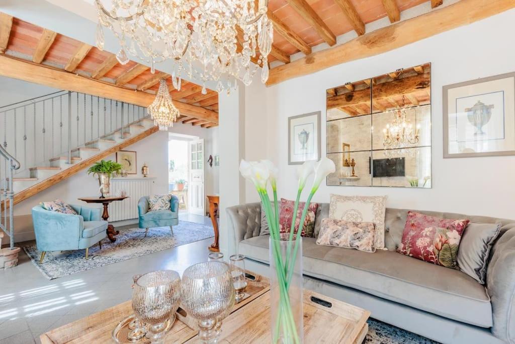 un salon avec un canapé et une table dans l'établissement Villa Aperitivo, Romantic and Panoramic Stone Farm, à Capannori