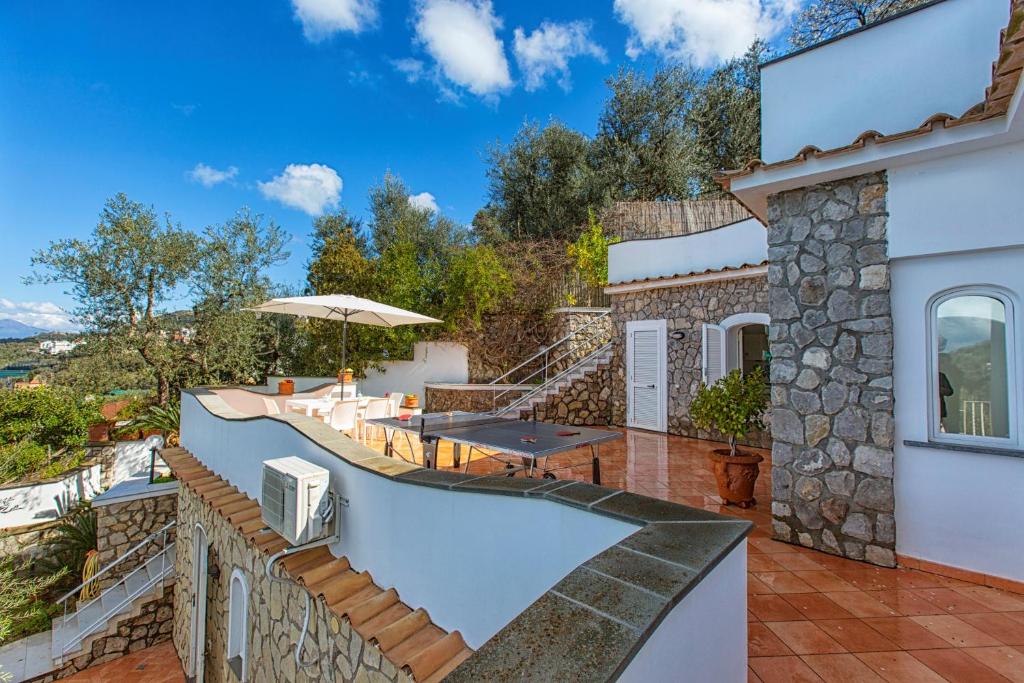 Cette villa offre une vue sur le jardin. dans l'établissement YourHome - Villa Triludonia, à Massa Lubrense