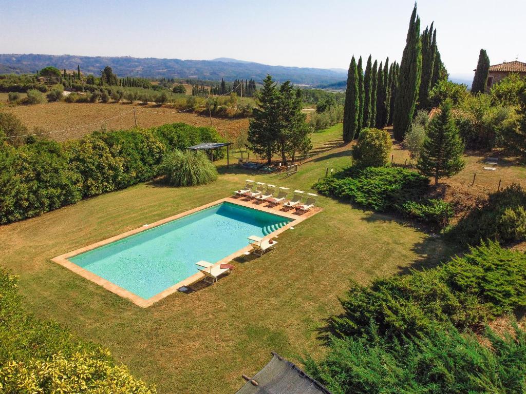 - une vue sur la piscine dans la cour dans l'établissement Villa Piandisette, à Cetona