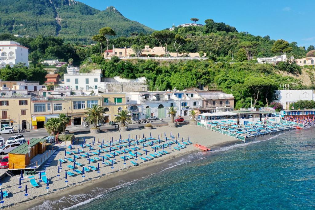 vue aérienne d'une plage avec des chaises et l'eau dans l'établissement Hotel Terme Cristallo Palace & Beach, à Ischia