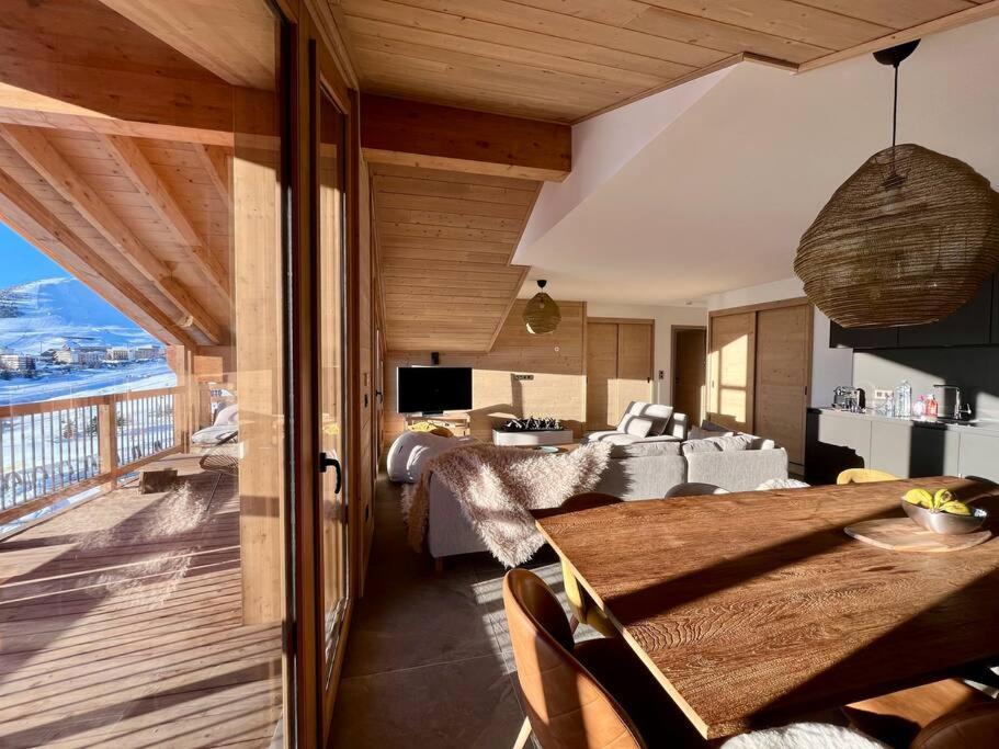 un salon avec vue sur l'océan dans l'établissement La Terrasse de l Alpe d Huez, à L'Alpe-d'Huez