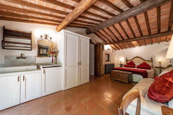 - une chambre avec un lit et un lavabo dans l'établissement VILLA ANCORA Tenuta Lonciano, à Gualdo