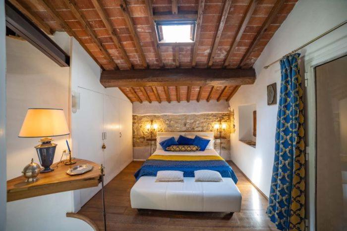 - une chambre avec un grand lit et un plafond en bois dans l'établissement VILLA ANCORA Tenuta Lonciano, à Gualdo
