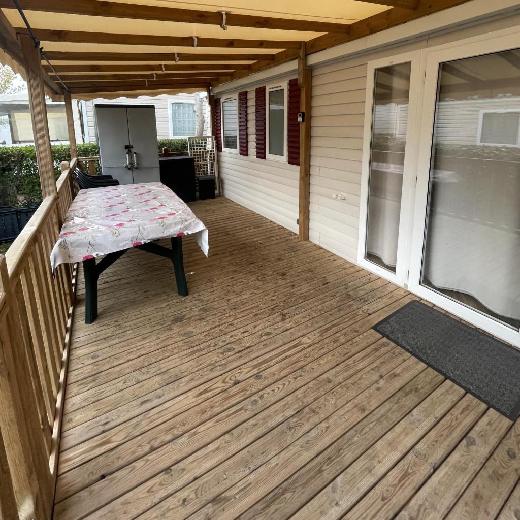 d'une terrasse avec une table. dans l'établissement Mobil-Home Bougainvilliers 1, à Valras-Plage