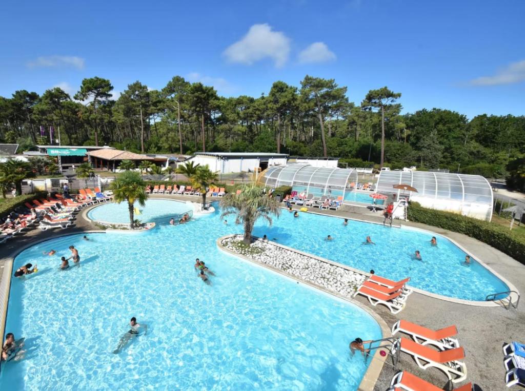 une vue aérienne d'une piscine dans un complexe hôtelier dans l'établissement Mobil-Home, à Lège-Cap-Ferret