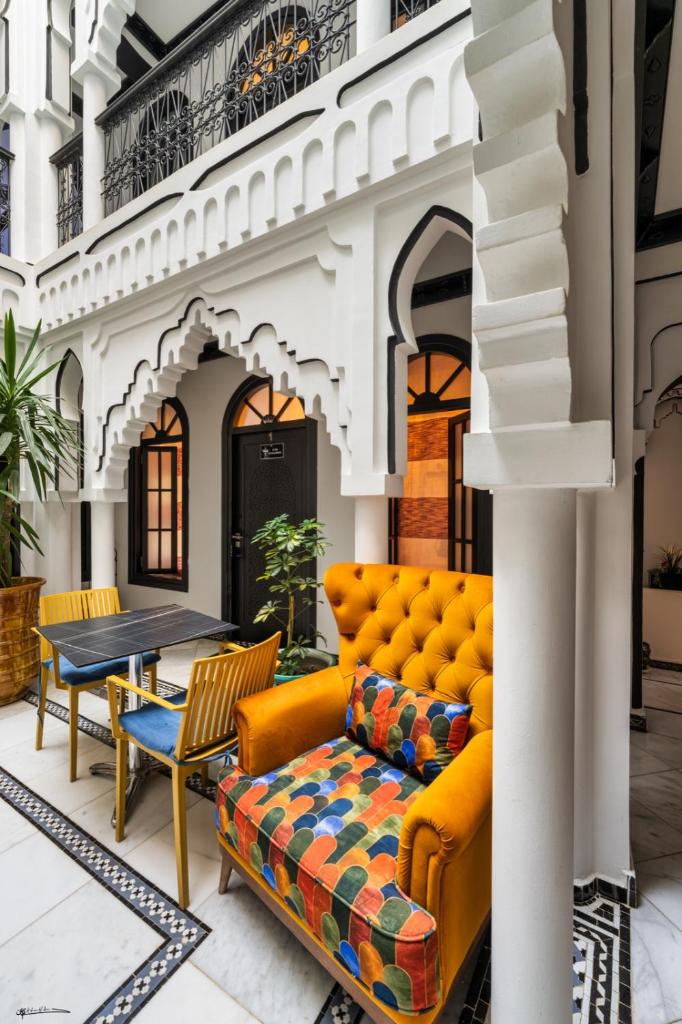 un salon avec un canapé et une table dans l'établissement Riad El Palacio & Spa Chaouen, à Chefchaouen