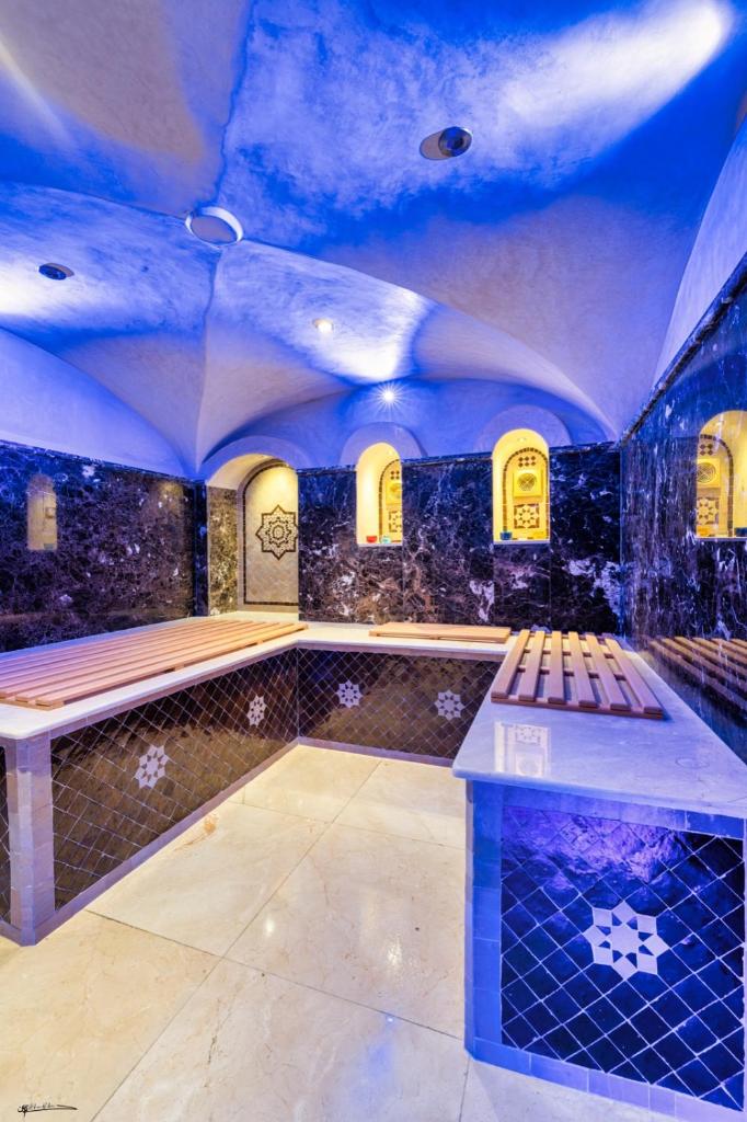 un bar vide avec un banc dans une pièce dans l'établissement Riad El Palacio & Spa Chaouen, à Chefchaouen