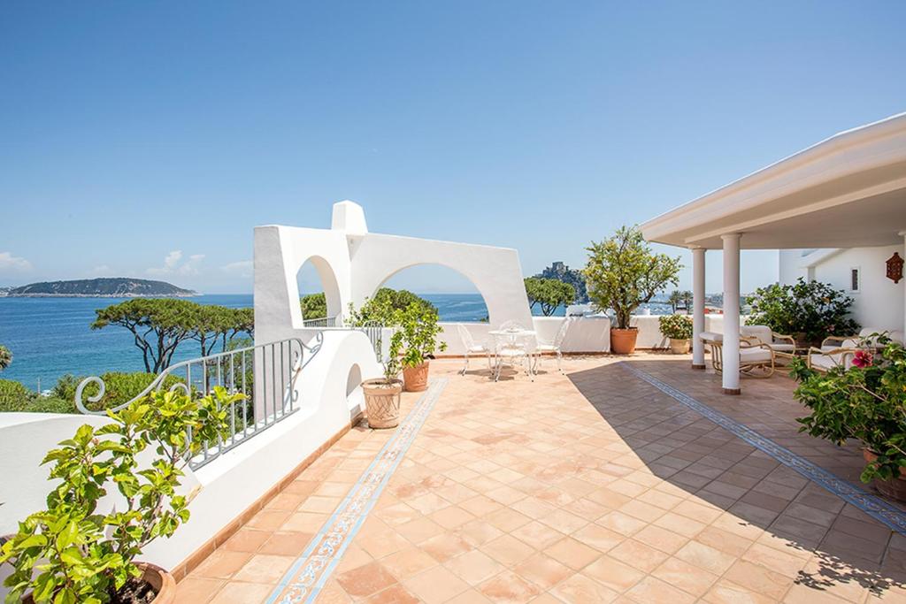 un patio avec vue sur l'océan dans l'établissement Excelsior Belvedere Hotel & Spa, à Ischia