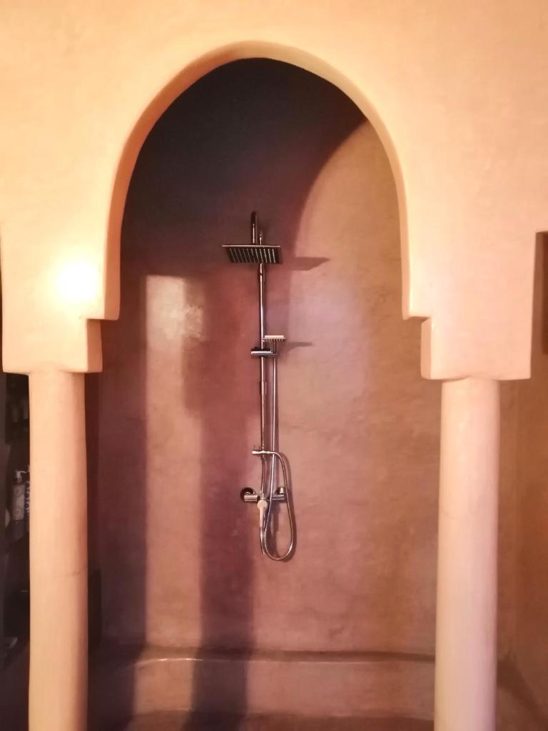 une douche dans un couloir avec deux colonnes dans l'établissement Riad Dar Nouba, à Marrakech 37 autres photos