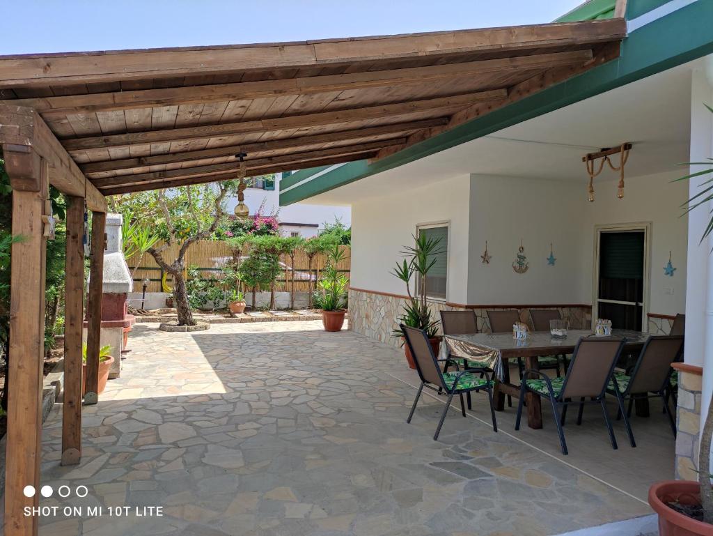 un patio extérieur avec une table et des chaises dans l'établissement Villa Max, à San Nicola Arcella
